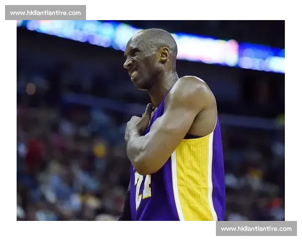 镜头里的青涩传奇：湖人摄影师定格科比新秀季的天足印记